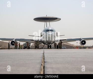 Airmen des 380. Expeditionary Aircraft Maintenance Squadron bereiten einen E-3 Sentry vor, der dem 968. Expeditionary Airborne Air Control Squadron zugeteilt wurde, um am 6. März 2022 auf dem Luftwaffenstützpunkt Al Dhafra, Vereinigte Arabische Emirate, abzuheben. Das Flugzeug liefert dem Joint Air Operations Center ein genaues Echtzeitbild des Kampfraums. Stockfoto