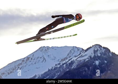 Oberstdorf, Deutschland. 28. Dezember 2022. Karl GEIGER (GER), Action, Sprung. Skispringen, 71. International Four Hills Tournament 2022/23, Eröffnungsveranstaltung in Oberstdorf, Qualifikation am 28. Dezember 2022. AUDI ARENA. ? Kredit: dpa/Alamy Live News Stockfoto