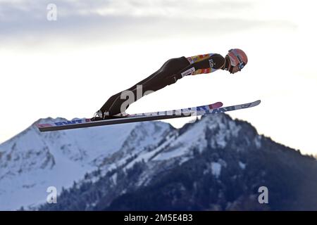 Oberstdorf, Deutschland. 28. Dezember 2022. Dawid KUBACKI (POL); Action, Sprung. Skispringen, 71. International Four Hills Tournament 2022/23, Eröffnungsveranstaltung in Oberstdorf, Qualifikation am 28. Dezember 2022. AUDI ARENA. ? Kredit: dpa/Alamy Live News Stockfoto