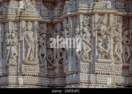 01 28 2010 aus Stein geschnitzte männliche und weibliche Figuren auf dem Shri Ajitnath Bhagwan Shwetamber Jain-Tempel, der 1200 v. Chr. auf dem Taranga-Hügel in Gujarat, Indien erbaut wurde. Stockfoto