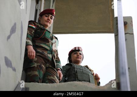 Zerevani, weibliche Sicherheitskräfte von Peshmerga, posieren für ein Foto in einem Wachturm in Erbil, Irak, am 6. März 2022.über die kombinierte Gemeinsame Task Force - Operation inhärent Resolve arbeitet die Koalition in enger Partnerschaft mit der irakischen Regierung und überprüften Partnerkräften im Nordosten Syriens, In der internationalen Absicht, die dauerhafte Niederlage von Daesh zu sichern und die Schaffung eines dauerhaften Rahmens für die Sicherheitszusammenarbeit zu ermöglichen. Stockfoto