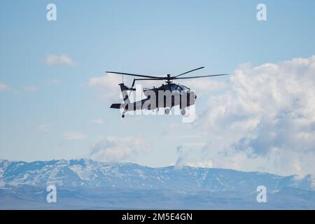 Die Nationalgarde der Idaho-Armee hat ihren Government Acceptance Test am 5. Und 11. März im Orchard Combat Training Center abgeschlossen. Für die Digital Air Ground Integration-Reihe musste der Flugzeugteil des GAT vollständig qualifiziert werden. Die vorherigen Testkomponenten wurden im vergangenen Frühjahr mit Abrams-Panzern, Bradley-Kampffahrzeugen und Strykers abgeschlossen. Die 1. der 229. Piloten des Angriffs-Aufklärungsbataillons der US-Armee und Besatzungsmitglieder der Joint Base Lewis-McChord, Washington, führten die Qualifikation der Besatzung mit ihren AH-64 Apache-Hubschraubern auf der DAGIR während der Woche durch. Stockfoto