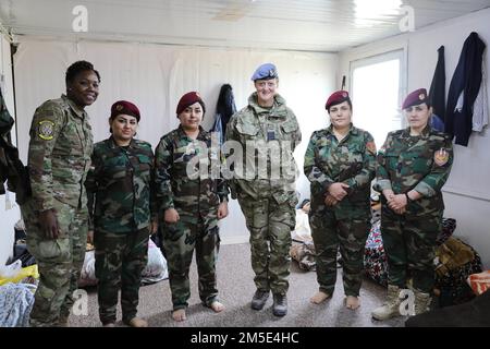 Zerevani, weibliche Peshmerga-Wachleute, USA Luftwaffenkapitän Dinishia A. Maldonado und Mitglieder der Koalition mit Militärberatergruppe - Norden posieren für ein Foto in den Ruhestätten in Erbil, Irak, 6. März 2022. Über die gemeinsame Task Force – Operation inhärent Resolve arbeitet die Koalition eng mit der irakischen Regierung und den überprüften Partnerkräften im Nordosten Syriens zusammen, mit der internationalen Absicht, die dauerhafte Niederlage von Daesh zu sichern und die Schaffung eines dauerhaften Rahmens für die Sicherheitszusammenarbeit zu ermöglichen. Stockfoto