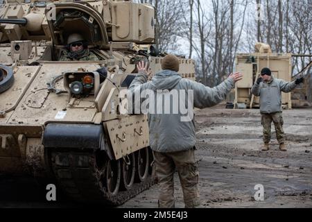 USA Armeemechaniker, die dem 2. Bataillon, dem 34. Panzerregiment, dem 1. Panzerbrigade-Kampfteam, der 1. Infanteriedivision zugeteilt sind, führen am 6. März 2022 im Militärgebiet von Hradiště im Nordwesten der Tschechischen Republik vorbeugende Wartungskontrollen und -Dienste an den Kampffahrzeugen von Bradley durch. Stockfoto