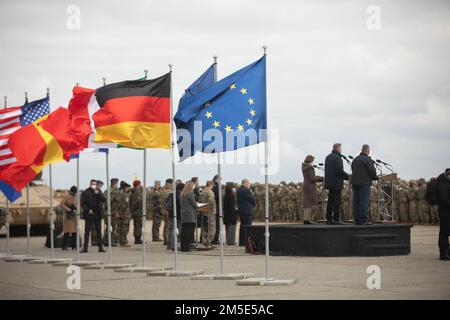 Der Präsident Rumäniens, Klaus Iohannis, der Premierminister Rumäniens, Nicolae Cicua, und die Ministerin der Streitkräfte der Französischen Republik, Florence Parly, sprechen am 6. März 2022 auf dem Stützpunkt Mihail Kogalniceanu, Rumänien, Würdenträger und Truppen der NATO-Allianz. Als Mitglied des Bündnisses verpflichten sich die USA, der NATO-Eingreiftruppe, der NRF, Truppen zur Verfügung zu stellen, falls die NATO diese Konstruktion aktiviert und die östliche Verteidigung stärkt, um weitere Aggressionen abzuschrecken. Stockfoto