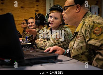 USA Betreiber der taktischen Luftkontrollpartei der Luftwaffe, die der 4. Air Support Operations Group zugeordnet sind, arbeiten zusammen mit Flugzeugen, die der 606. Luftkontrollstaffel und der 1. Kampfkommunikationsstaffel zugeteilt wurden, um den Luftraum in Rumänien zu überwachen, 6. März 2022. Gemeinsam arbeiten die Flugzeuge des 435. Luftraum-Flügels und des 31. Kampfflügels mit den NATO-Alliierten zusammen, um das Bewusstsein für den Luftraum zu schärfen und die Sicherheit des Flugbetriebs der Allianz zu gewährleisten. Stockfoto