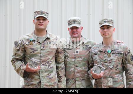 Kommandoleiter Major Robert Potts (Center), Kommandoführer Major des 76. Einsatzkommandos, Posen bei den CBWC-Preisträgern, der insgesamt beste NCO war CPL. Robert Maddox, 369. Chemical Company, 450. Chemical Battalion, 455. Chemical Brigade und Overall Best Enlisted Soldier war SPC. Joshua Rennick, 6. Space Company, 2D. Weltraumbataillon 1. Raumbrigade. Der Consortium Best Warrior Competition FY22 fand am 2-6. März im Camp Bullis auf der Joint Base San Antonio, Texas, statt. Das CBWC ist eine gemeinsame Veranstaltung mit Soldaten, die verschiedenen Armeebefehlshabern aus dem ganzen Land angehören Stockfoto