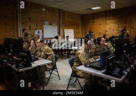 USA Betreiber der taktischen Luftkontrollpartei der Luftwaffe, die der 4. Air Support Operations Group zugeordnet sind, arbeiten zusammen mit Flugzeugen, die der 606. Luftkontrollstaffel und der 1. Kampfkommunikationsstaffel zugeteilt wurden, um den Luftraum in Rumänien zu überwachen, 6. März 2022. Gemeinsam arbeiten die Flugzeuge des 435. Luftraum-Flügels und des 31. Kampfflügels mit den NATO-Alliierten zusammen, um das Bewusstsein für den Luftraum zu schärfen und die Sicherheit des Flugbetriebs der Allianz zu gewährleisten. Stockfoto