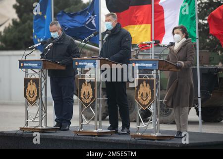 Präsident Rumäniens Klaus Iohannis, Ministerpräsident Rumäniens Nicolae Cicua und Ministerin der Streitkräfte der Französischen Republik Florence Parly sprechen am 6. März 2022 auf dem Luftwaffenstützpunkt Mihail Kogalniceanu, Rumänien, Würdenträger und Truppen der NATO-Allianz. Als Mitglied des Bündnisses verpflichten sich die USA, der NATO-Eingreiftruppe, der NRF, Truppen zur Verfügung zu stellen, falls die NATO diese Konstruktion aktiviert und die östliche Verteidigung stärkt, um weitere Aggressionen abzuschrecken. Stockfoto