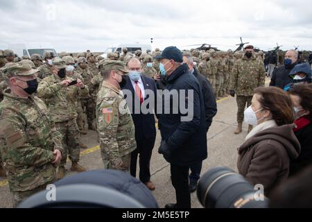 Generalmajor Matthew Van Wagenen, stellvertretender kommandierender General, V Corps Forward, begrüßt den Präsidenten von Rumänien, Herrn Klaus Iohannis, und die USA Die Botschaft in Rumänien, zuständig für Angelegenheiten, Mr. David Muniz vor den USA Armeetruppen und lokale und internationale Medien, 6. März 2022, Militärstützpunkt Mihail Kogălniceanu, Rumänien. Das V-Korps ist das vorwärtsgerichtete US-Korps in Europa; die Einheit arbeitet mit den NATO-Alliierten und regionalen Sicherheitspartnern zusammen, um kampfbereite Kräfte bereitzustellen, gemeinsame und multinationale Übungen durchzuführen und die Führung und Kontrolle für alle Rotations- und Einsatzeinheiten im Europäischen Theat zu behalten Stockfoto