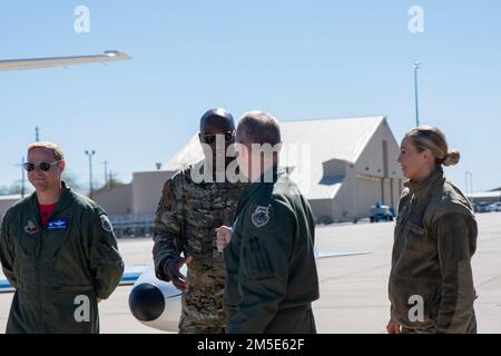 USA General Mark Kelly, Befehlshaber des Luftwaffenkommandos, begrüßt den 355. Wing Commander Colonel Joseph Turnham (links) und den 355. Wing's Command Chief Master Sgt. Dana Council während des Heritage Flight Training Kurses am Luftwaffenstützpunkt Davis-Monthan, Arizona, 6. März 2022. Kelly besuchte den neu benannten Lead Wing und zertifizierten ACC's Heritage Flight Training Course, der vom 2. Bis 6. März auf dem Luftwaffenstützpunkt Davis-Monthan in Arizona stattfand. Stockfoto