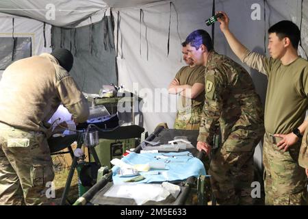 Sanitäter, die dem 2. Bataillon, dem 34. Panzerregiment, dem 1. Panzerbrigade-Kampfteam, der 1. Infanteriedivision zugeteilt sind, führen Übungen während des Saber-Streiks 22 im Militärgebiet Hradiště, Nordwesten der Tschechischen Republik, am 06. März 2022 durch. Stockfoto