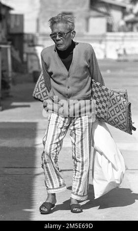 Der 80-jährige Lee Sing, der in der Schlafraum-Wohnung in der Nam Cheong Street in Sham Shui Po lebte, als ein Feuer ausbrach, zieht in die Kowloon Bay Temporary Housing Area. 23DEC90 SCMP / David Wong Stockfoto