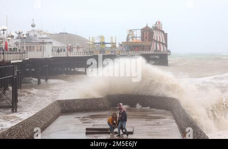 Brighton, Großbritannien. 28. Dezember 2022. Wellen stürzen auf den Brighton Beach, während die hohen Winde und der Regen die Südküste weiter angreifen. Kredit: James Boardman/Alamy Live News Stockfoto