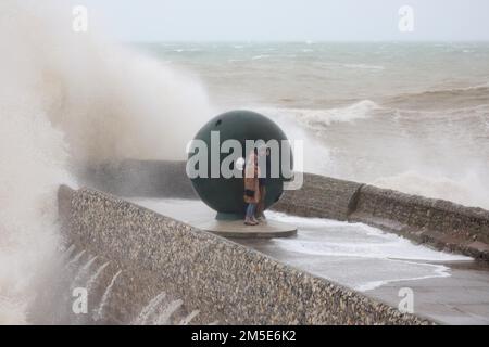 Brighton, Großbritannien. 28. Dezember 2022. Wellen stürzen auf den Brighton Beach, während die hohen Winde und der Regen die Südküste weiter angreifen. Kredit: James Boardman/Alamy Live News Stockfoto