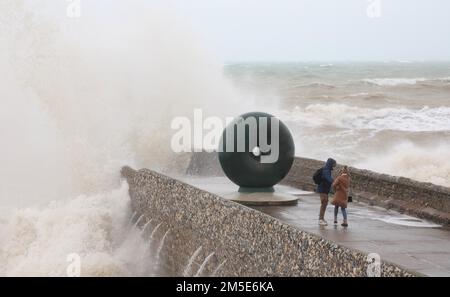 Brighton, Großbritannien. 28. Dezember 2022. Wellen stürzen auf den Brighton Beach, während die hohen Winde und der Regen die Südküste weiter angreifen. Kredit: James Boardman/Alamy Live News Stockfoto