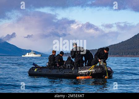 Freigabetaucher der Royal Canadian Navy, Fleet Diving Unit Pacific führen mit Hilfe von HMCS BRANDON am 6. März 2022 eine Unterwasseruntersuchung einer Trainingsmine A während einer multinationalen Übung ARCTIC EDGE 2022 in der Nähe der Stadt Juneau Alaska durch. Bitte Verdanken Sie Meister Sailor Dan Bard, Die Kanadische Kampfkamera. US VERIN 220306-O-DO113-2002-CA Stockfoto