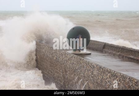 Brighton, Großbritannien. 28. Dezember 2022. Wellen stürzen auf den Brighton Beach, während die hohen Winde und der Regen die Südküste weiter angreifen. Kredit: James Boardman/Alamy Live News Stockfoto