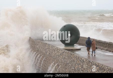 Brighton, Großbritannien. 28. Dezember 2022. Wellen stürzen auf den Brighton Beach, während die hohen Winde und der Regen die Südküste weiter angreifen. Kredit: James Boardman/Alamy Live News Stockfoto