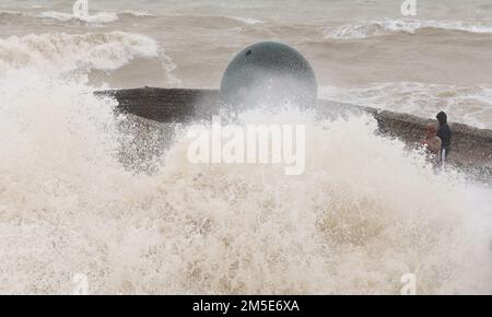 Brighton, Großbritannien. 28. Dezember 2022. Wellen stürzen auf den Brighton Beach, während die hohen Winde und der Regen die Südküste weiter angreifen. Kredit: James Boardman/Alamy Live News Stockfoto