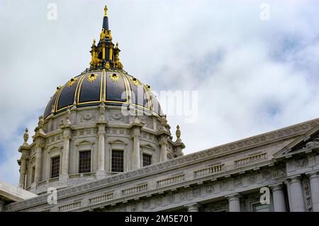 Der San Francisco City Hall Dome wurde aus einem niedrigen Winkel aufgenommen. Stockfoto