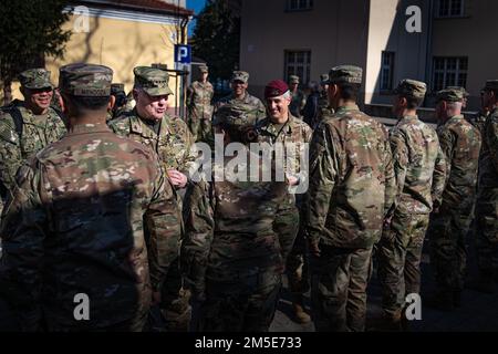 Der Vorsitzende des Generalstabs, General Mark A. Milley, Left, und sein hochrangiger Berater Ramon Colon-Lopez, Right, überreichen Münzen, um Soldaten der 1. Infanterieabteilung und des V-Korps in Posen, Polen, am 7. März 2022 zu kennzeichnen. Im Rahmen seines Besuchs verbrachte Milley einige Zeit damit, mit den Truppen zu sprechen, Informationen über die aktuelle Lage in Europa zu erhalten und Presseeinsätze zu erleichtern. Stockfoto