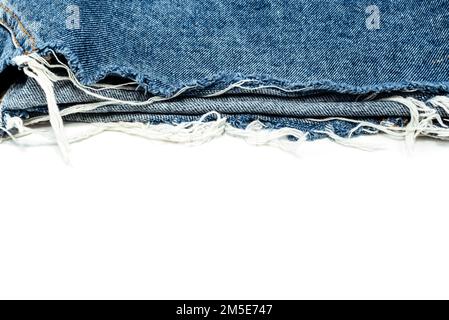 Ausgefranste zerrissene Jeans auf weißem Hintergrund. Denim-Rahmen mit leerem Platz für Beschriftung Stockfoto