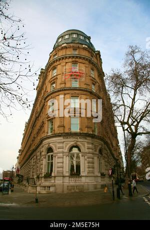 Blick auf das Corinthia Hotel, Whitehall Place, Embankment, City of Westminster, London, Großbritannien, Europa am Heiligabend 24., Dezember 2022 Stockfoto