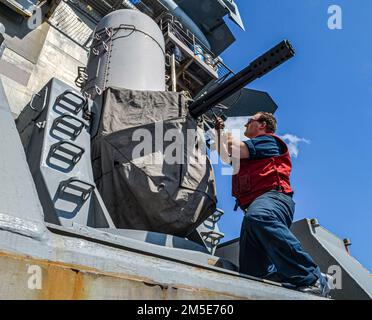 220307-N-GP384-1020 IONISCHES MEER (7. März 2022) Feuerwehrmann 2. Klasse Jacob Other, aus Murfreesbord, Arkansas, verwendet einen Schraubenschlüssel, um einen Verriegelungsdraht am Lauf eines nahen Waffensystems an Bord des Flugzeugträgers der Nimitz-Klasse USS Harry S. Truman (CVN 75), 7. März 2022 festzuziehen. Die Harry S. Truman Carrier Strike Group befindet sich in einem geplanten Einsatz in den USA Sechster Flottenbereich zur Unterstützung der Interessen der USA, Verbündeten und Partner in Europa und Afrika. Stockfoto