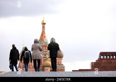 Blick auf den Roten Platz in Moskau im Winter. Menschen, die im Hintergrund von St. Basilius-Kathedrale und Lenin-Mausoleum Stockfoto