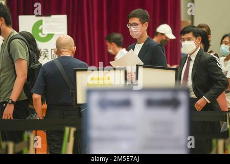 Der Gesetzgeber Johnny Ng Kit-chong (Zentrum) wartet im Community Testing Centre in der Leighton Hill Community Hall im Happy Valley in Warteschlangen für COVID-19-PCR-Tests. Juni 22 SCMP/Sam Tsang Stockfoto