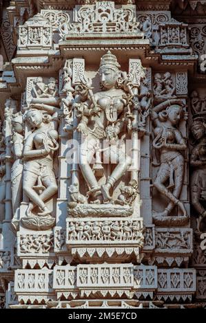 01 28 2010 weibliche Figuren aus Stein auf Shri Ajitnath Bhagwan Shwetamber Jain Derasar, Taranga Kheralu im Bezirk Mehsana, Gujarat, Indien Stockfoto