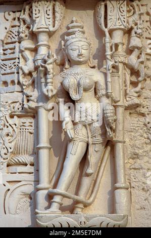 01 28 2010 weibliche Figuren aus Stein auf Shri Ajitnath Bhagwan Shwetamber Jain Derasar, Taranga Kheralu im Bezirk Mehsana, Gujarat, Indien Stockfoto
