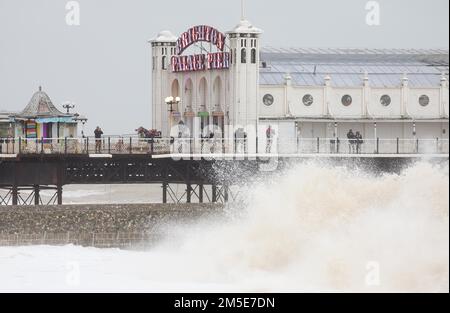 Brighton, Großbritannien. 28. Dezember 2022. Wellen stürzen auf den Brighton Beach, während die hohen Winde und der Regen die Südküste weiter angreifen. Kredit: James Boardman/Alamy Live News Stockfoto