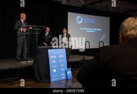 220307-N-GB257-003 BEAUFORT, S.C. (07. März 2022) Warren Parker, Vorsitzender des South Coast Cyber Center (SCCC), spricht vor den Teilnehmern des South Coast Cyber Summit, der am 7. März in Beaufort, SC, stattfindet. Der Gouverneur von South Carolina Henry McMaster (Zentrum) hielt die Grundsatzrede, und der Direktor des Naval Information Warfare Center (NIWC) Atlantic Executive Director Peter C. Reddy (rechts) unterzeichnete während einer Zeremonie eine Vereinbarung über eine Bildungspartnerschaft (EPA) mit dem SCCC. Das WPA ist eine gemeinsame Anstrengung der NIWC Atlantic und des SCCC, um den Schülern die Möglichkeit zu eröffnen, Lernerfahrungen zu sammeln, um das Verständnis von in zu verbessern Stockfoto