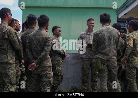 USA Army Staff Sgt. Nicholas Williams, an Infantryman Company C, 2. Bataillon, 27. Infanterie-Regiment, 3. Brigade-Kampfteam, 25. Infanterie-Division, lacht mit Mitgliedern der philippinischen Armee, 1. Brigade-Kampfeinheit, während Salaknib 2022 in Fort Magsaysay, Nueva Ecija, Philippinen, 7. März, 2022. Der Kurs war eine von vielen Übungen, die während der jährlichen US-amerikanischen Schulung stattfanden Von der Army Pacific gesponserte Übung, die darauf abzielt, die Beziehungen zwischen den gemeinsamen Streitkräften zu stärken und die Einsatzbereitschaft und Interoperabilität zu erhöhen. Stockfoto