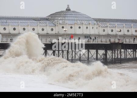 Brighton, Großbritannien. 28. Dezember 2022. Wellen stürzen auf den Brighton Beach, während die hohen Winde und der Regen die Südküste weiter angreifen. Kredit: James Boardman/Alamy Live News Stockfoto