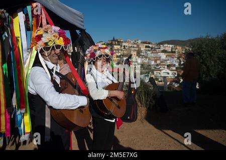 Zwei Teilnehmer in traditionellen Kostümen werden vor dem Festival gesehen, wie sie für ein Foto posieren. Die 60. Ausgabe des Verdiales Flamenco-Tanzwettbewerbs, ein wichtiges Kultur- und Musikfestival, wird jährlich am Narren-Heiligen-Tag gefeiert. Musiker aus verschiedenen Musikgruppen, bekannt als „Pandas“, treten in einem Wettbewerb an, bei dem Gesang und Tanz in einem Flamenco-Stil namens „Verdiales“ stattfinden. Die Musiker verwenden traditionelle andalusische Instrumente und Kostüme. Stockfoto