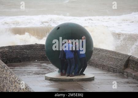 Brighton, Großbritannien. 28. Dezember 2022. Wellen stürzen auf den Brighton Beach, während die hohen Winde und der Regen die Südküste weiter angreifen. Kredit: James Boardman/Alamy Live News Stockfoto