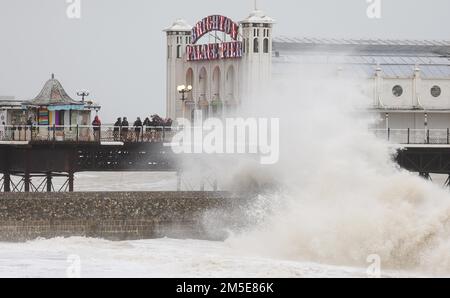 Brighton, Großbritannien. 28. Dezember 2022. Wellen stürzen auf den Brighton Beach, während die hohen Winde und der Regen die Südküste weiter angreifen. Kredit: James Boardman/Alamy Live News Stockfoto