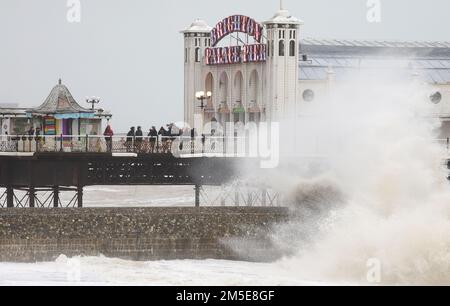 Brighton, Großbritannien. 28. Dezember 2022. Wellen stürzen auf den Brighton Beach, während die hohen Winde und der Regen die Südküste weiter angreifen. Kredit: James Boardman/Alamy Live News Stockfoto