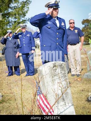 Mitglieder der Küstenwache aus Station Atlantic City, New Jersey, halten am Montag, den 7. März 2022, eine Gedenkzeremonie auf dem Union Cemetery in Cape May County an der Grabstätte von Coast Guard Surfman Harold „Hal“ Livingston ab. Die jährliche Zeremonie ehrt das Opfer und das Vermächtnis von Livingston und vier anderen Mitgliedern der Lifeboat Station Atlantic City, die ihr Leben verloren, als sie einer Besatzung eines Fischereifahrzeugs, das sich am 6. März 1932 in Not vor der Küste von Atlantic City befindet, bei der Hilfe leisteten. Stockfoto