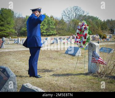 Mitglieder der Küstenwache aus Station Atlantic City, New Jersey, halten am Montag, den 7. März 2022, eine Gedenkzeremonie auf dem Union Cemetery in Cape May County an der Grabstätte von Coast Guard Surfman Harold „Hal“ Livingston ab. Die jährliche Zeremonie ehrt das Opfer und das Vermächtnis von Livingston und vier anderen Mitgliedern der Lifeboat Station Atlantic City, die ihr Leben verloren, als sie einer Besatzung eines Fischereifahrzeugs, das sich am 6. März 1932 in Not vor der Küste von Atlantic City befindet, bei der Hilfe leisteten. Stockfoto