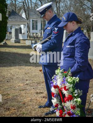 Mitglieder der Küstenwache aus Station Atlantic City, New Jersey, halten am Montag, den 7. März 2022, eine Gedenkzeremonie auf dem Union Cemetery in Cape May County an der Grabstätte von Coast Guard Surfman, Harold „Hal“ Livingston, ab. Die jährliche Zeremonie ehrt das Opfer und das Vermächtnis von Livingston und vier anderen Mitgliedern der Lifeboat Station Atlantic City, die ihr Leben verloren, als sie einer Besatzung eines Fischereifahrzeugs, das sich am 6. März 1932 in Not vor der Küste von Atlantic City befindet, bei der Hilfe leisteten. Stockfoto