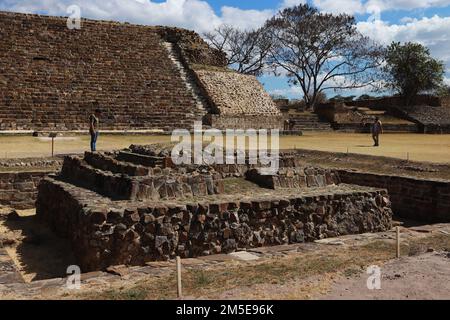 Oaxaca de Juarez, Mexiko. 27. Dezember 2022. Touristen genießen ihren Urlaub in der archäologischen Zone Monte Alban, 8 km von der Stadt Oaxaca de Juarez entfernt. Sie war die antike Hauptstadt der Zapoteken und eine der ersten Städte in Mesoamerica, und eine der beliebtesten während ihrer Blütezeit. Am 27. Dezember 2022 in Oaxaca de Juarez, Mexiko. (Kreditbild: © Carlos Santiago/Eyepix via ZUMA Press Wire) Stockfoto