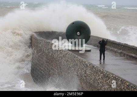 Brighton, Großbritannien. 28. Dezember 2022. Wellen stürzen auf den Brighton Beach, während die hohen Winde und der Regen die Südküste weiter angreifen. Kredit: James Boardman/Alamy Live News Stockfoto