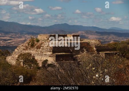 Oaxaca de Juarez, Mexiko. 27. Dezember 2022. Touristen genießen ihren Urlaub in der archäologischen Zone Monte Alban, 8 km von der Stadt Oaxaca de Juarez entfernt. Sie war die antike Hauptstadt der Zapoteken und eine der ersten Städte in Mesoamerica, und eine der beliebtesten während ihrer Blütezeit. Am 27. Dezember 2022 in Oaxaca de Juarez, Mexiko. (Kreditbild: © Carlos Santiago/Eyepix via ZUMA Press Wire) Stockfoto