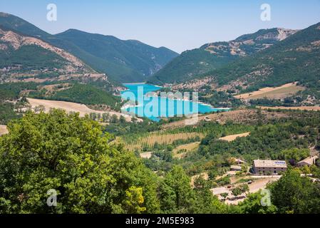 Der wunderschöne Fiastra See in Italien kann von oben gesehen werden Stockfoto