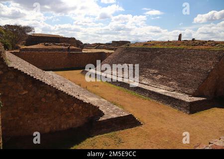 Oaxaca de Juarez, Mexiko. 27. Dezember 2022. Touristen genießen ihren Urlaub in der archäologischen Zone Monte Alban, 8 km von der Stadt Oaxaca de Juarez entfernt. Sie war die antike Hauptstadt der Zapoteken und eine der ersten Städte in Mesoamerica, und eine der beliebtesten während ihrer Blütezeit. Am 27. Dezember 2022 in Oaxaca de Juarez, Mexiko. (Kreditbild: © Carlos Santiago/Eyepix via ZUMA Press Wire) Stockfoto