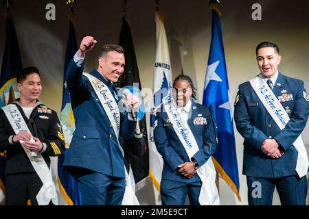 USA Küstenwache Petty Officer 2. Class Casey Travers, Coast Guard Cryptological Unit-Texas und Joint Base San Antonio Militärbotschafter, die Menge mit einem „Viva Fiesta“-Gesang während des Militärbotschafterempfangs am 7. März 2022 im Witte Museum in San Antonio, Texas, aufgeweckt. Die Zeremonie ist eine offizielle Einführung der Militärbotschafter, die das Engagement und die Unterstützung der Führer der San Antonio-Gemeinde für unsere Mitglieder des Militärs hervorheben. Militärbotschafter sind Freiwilligendienstleute, die jede Abteilung vertreten, um die Öffentlichkeit über das militärische Leben und die Kultur zu informieren und aufzuklären Stockfoto